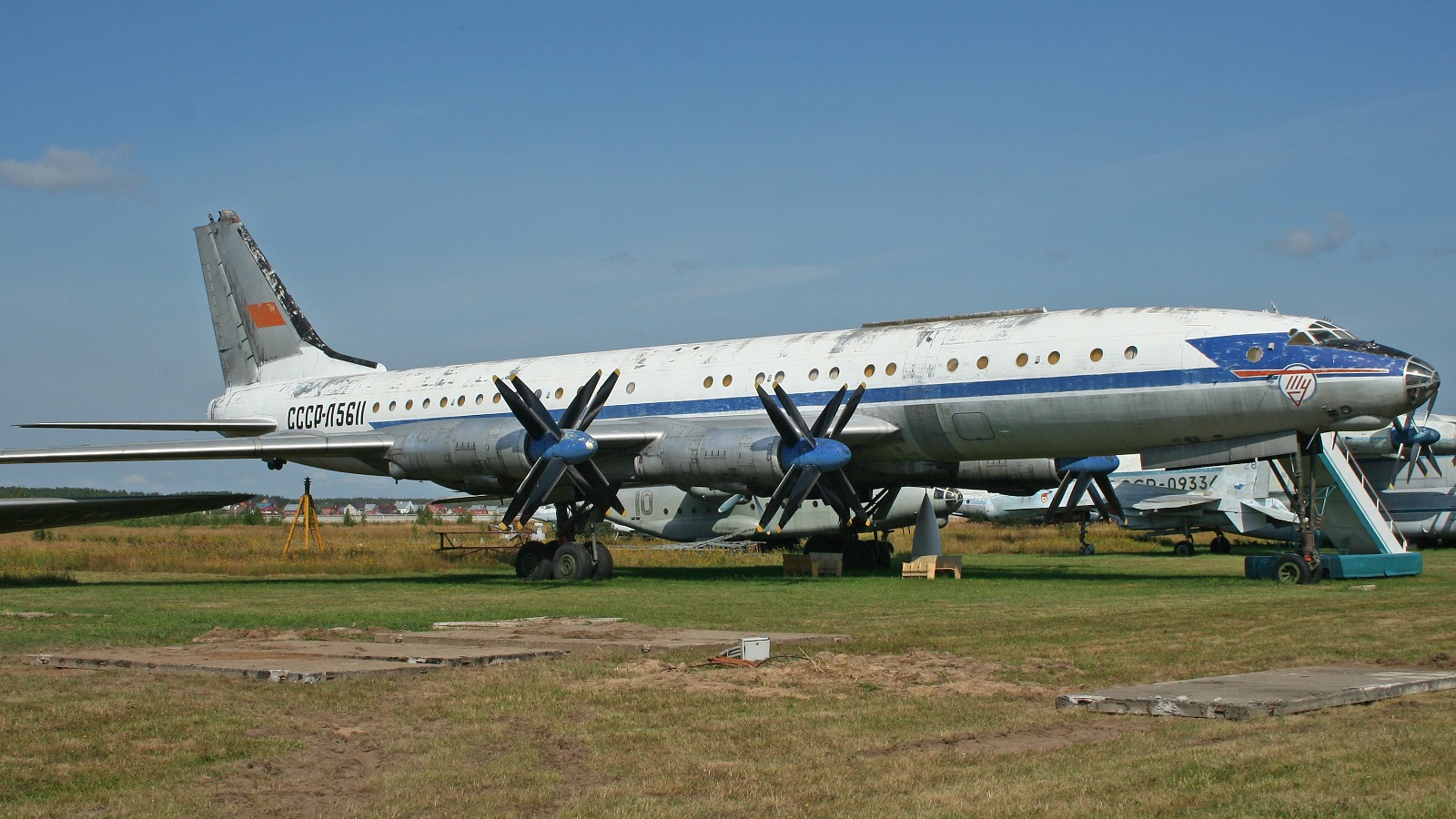 Tupolev Tu-114 CCCP-L5611 conservé à Monino Le prototype du Tupolev Tu-114, immatriculé CCCP-L5611, l'avion qui a transporté Khrouchtchev aux États-Unis, est conservé au Musée central de l'aviation de Monino.