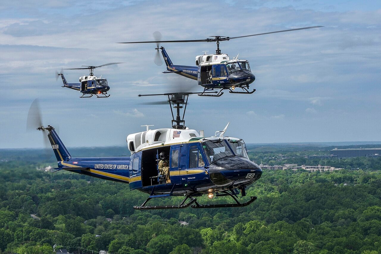 Elicotteri UH-1N Huey sorvolano la base congiunta di Andrews, nel Maryland.