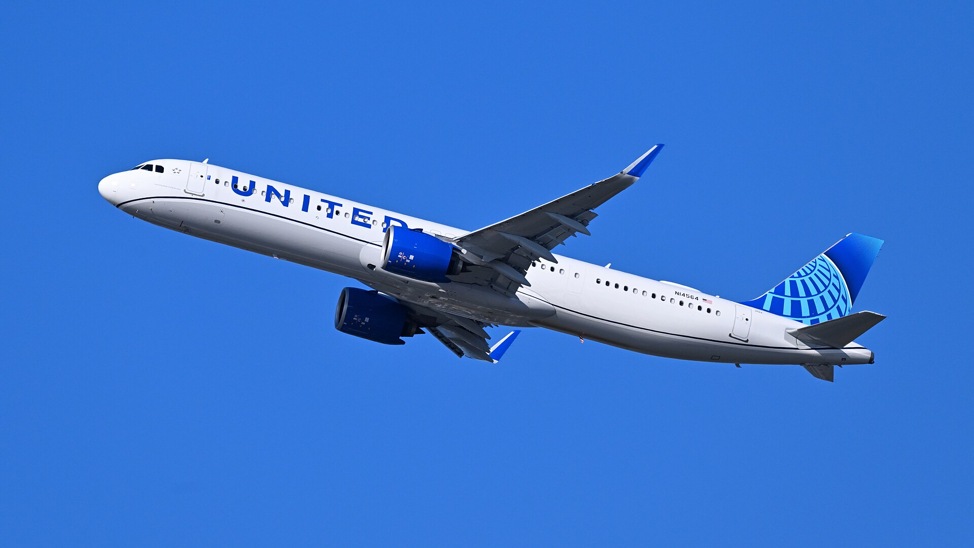 united-airlines-airbus-a321neo-departing-boston