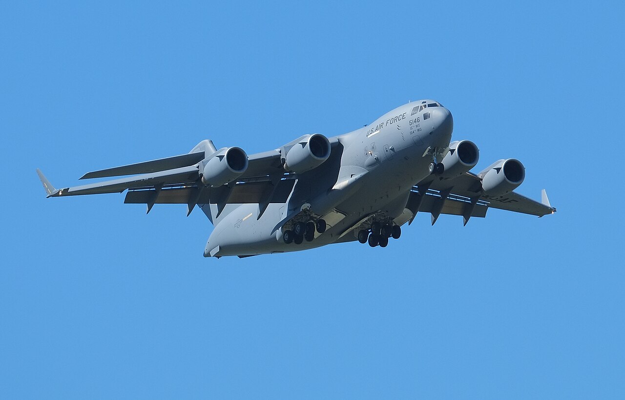 Aproximación con tren de aterrizaje desplegado del avión C-17 Globemaster de la USAF