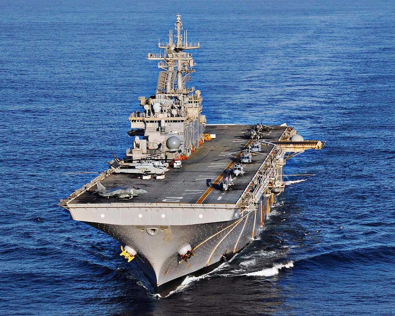 USS Essex LHD-2 at sea USS Essex LHD-2 amphibious assault ship at sea