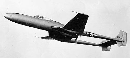 Die Vultee XP-54 Swoose Goose, ein Prototyp eines zweimotorigen Schubpropellerjägers.