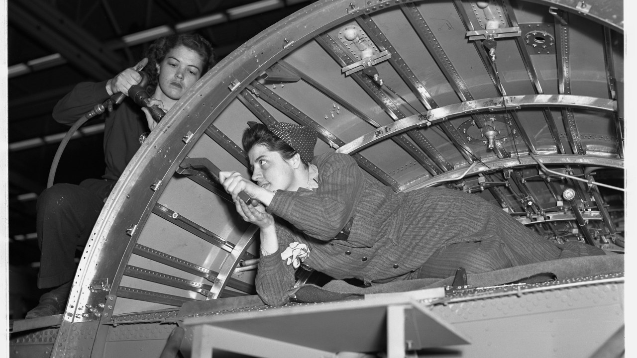 Trabajadores en la sección central del ala de un B-24 en Ford Willow Run. Foto: Biblioteca del Congreso, dominio público.