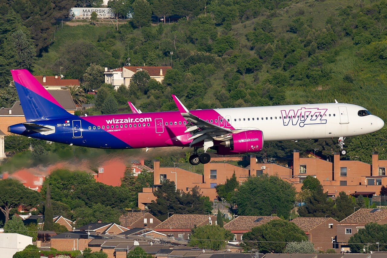 Un Airbus A321neo de Wizz Air en aproximación.