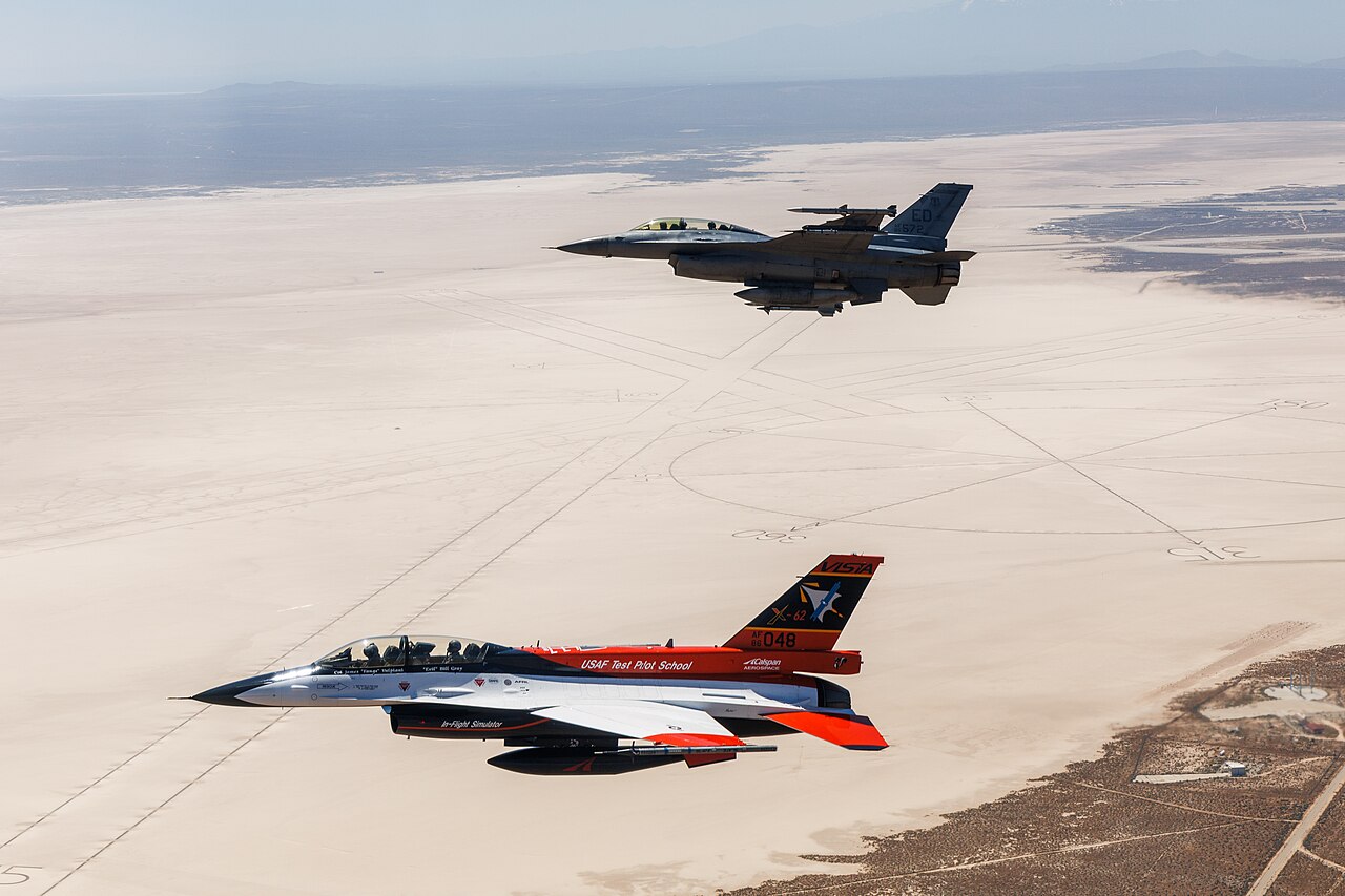 L'X-62A VISTA AI intercetta le comunicazioni sopra la base aerea di Edwards. Aereo sperimentale X-62A VISTA in volo sopra la base aerea di Edwards