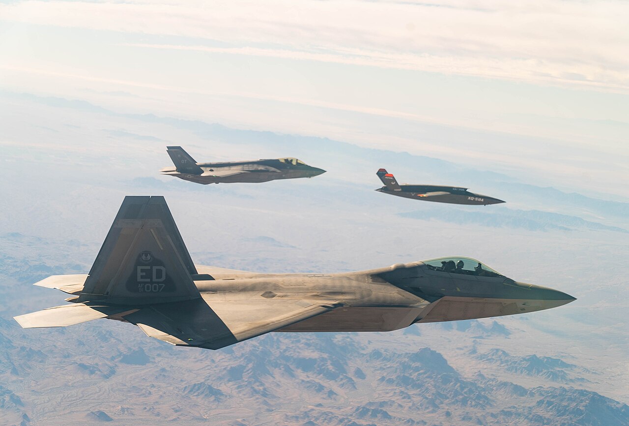 L'XQ-58A Valkyrie vola insieme a un F-22 e a un F-35