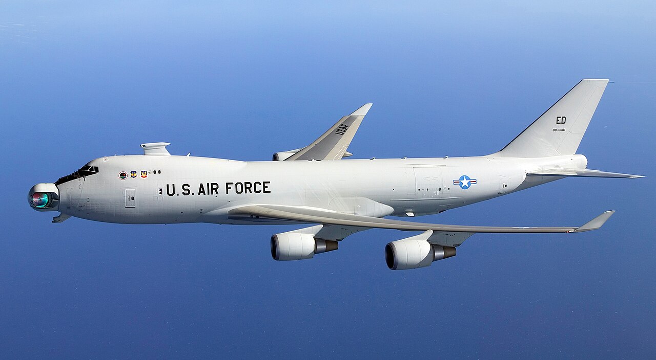 Laser aviotrasportato YAL-1A in volo, torretta dispiegata.