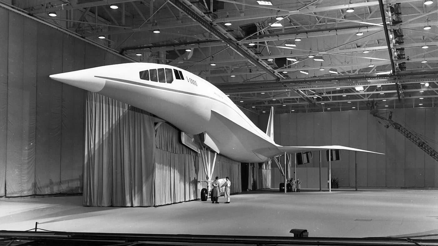 FEATURED-lockheed-l-2000-mockup-hangar