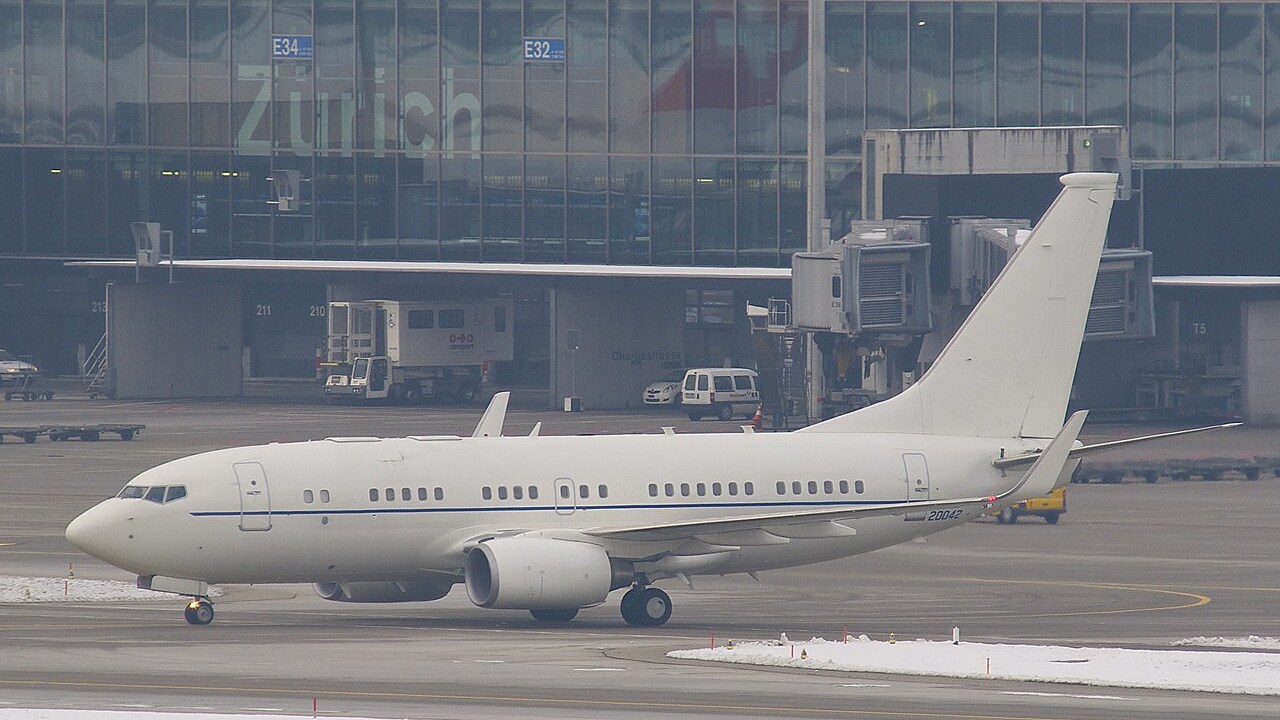 FEATURED-usaf-c-40b-boeing-737-700-zurich