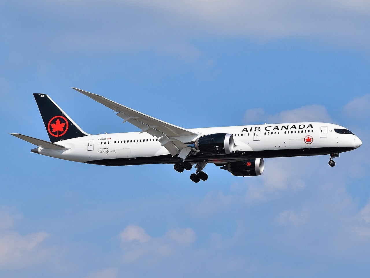 An Air Canada Boeing 787-9 Dreamliner on approach