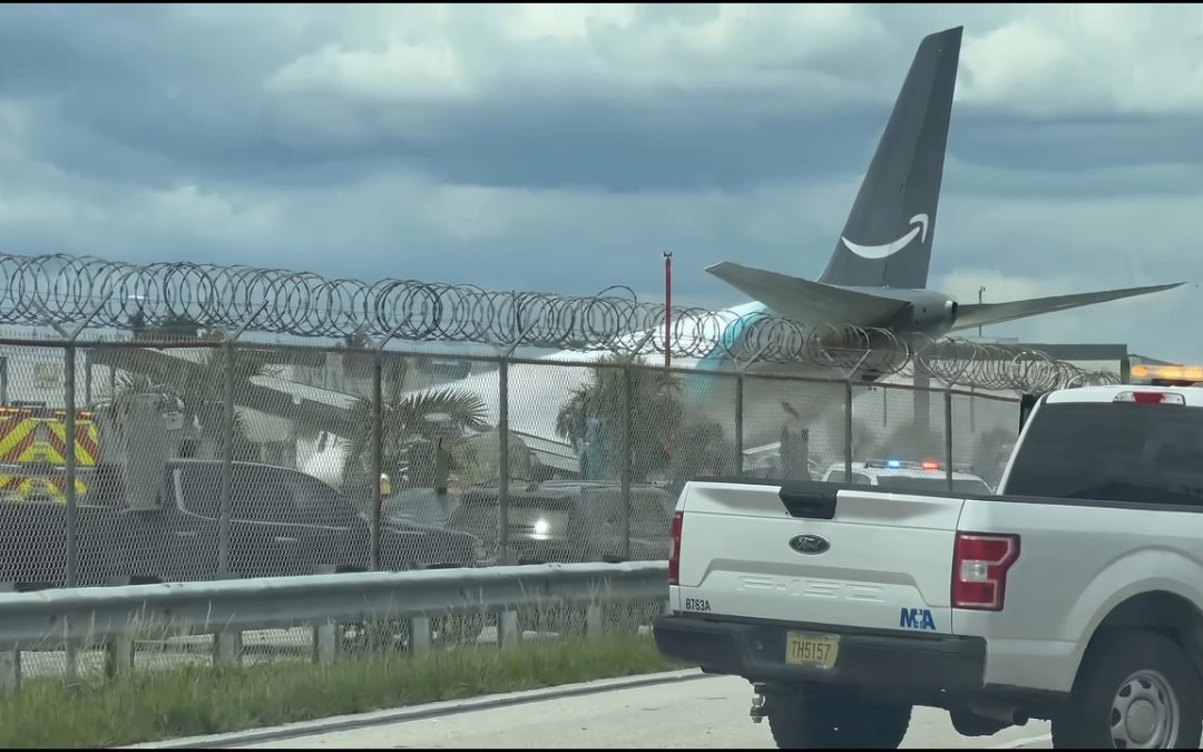 Amazon 767 überrollt die Landebahn in Miami und fängt Feuer