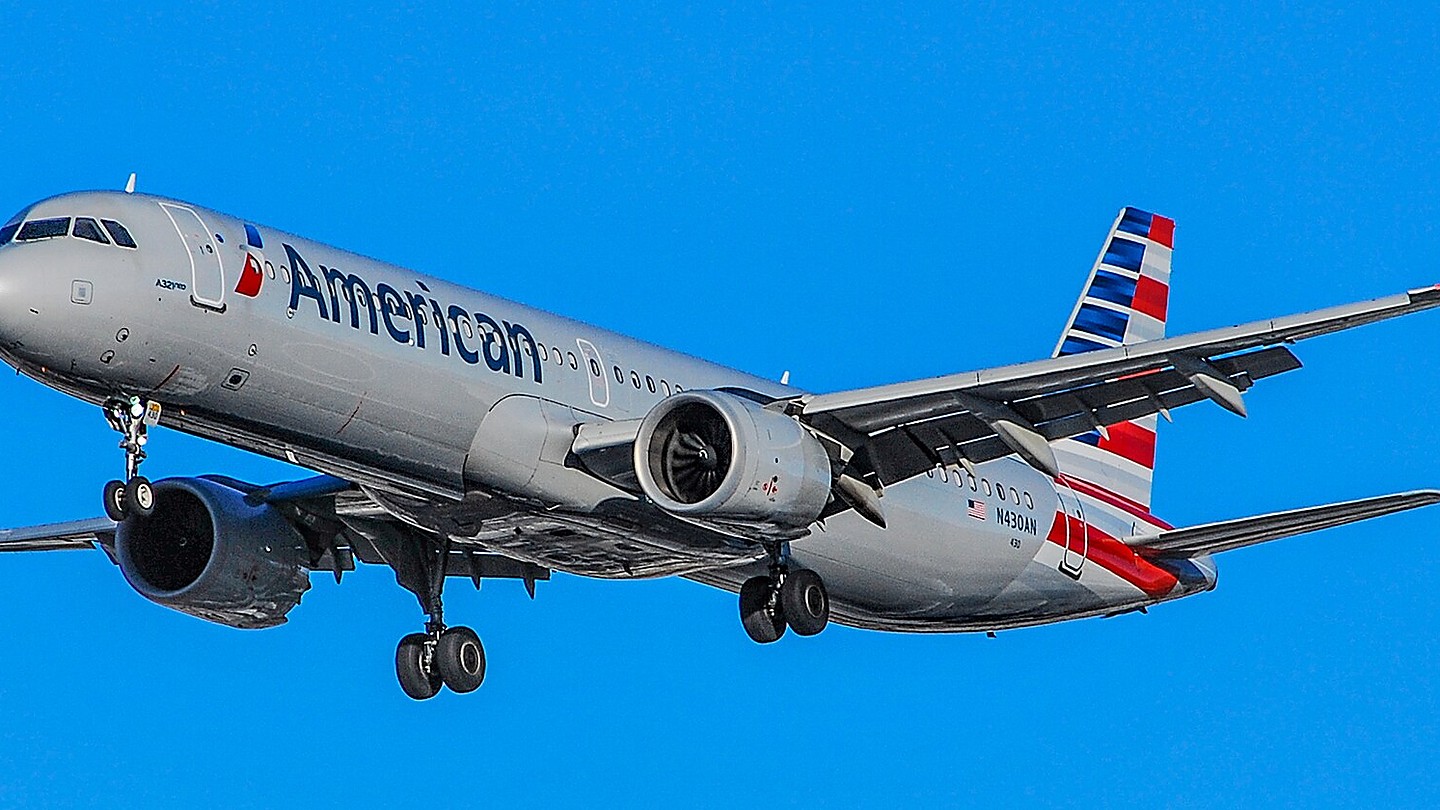 American Airlines Airbus A321neo N430AN on approach to Harry Reid International Airport, Las Vegas