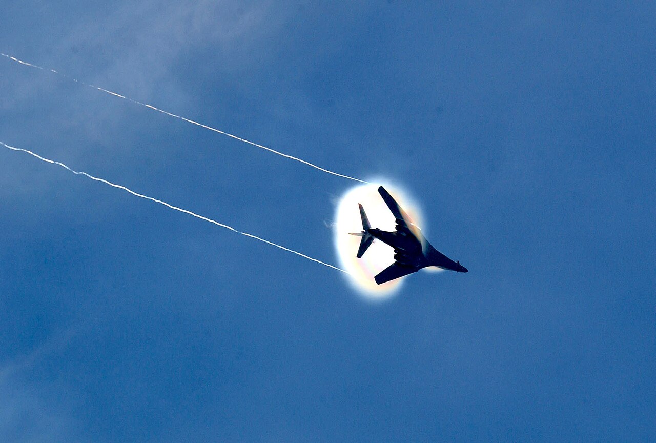 Un B-1B Lancer in volo ad alta velocità e bassa quota con un cono di vapore visibile