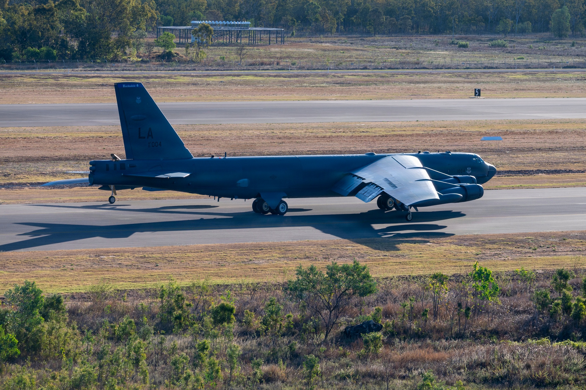 Eine B-52H Stratofortress rollt auf dem RAAF-Stützpunkt Tindal im Northern Territory.