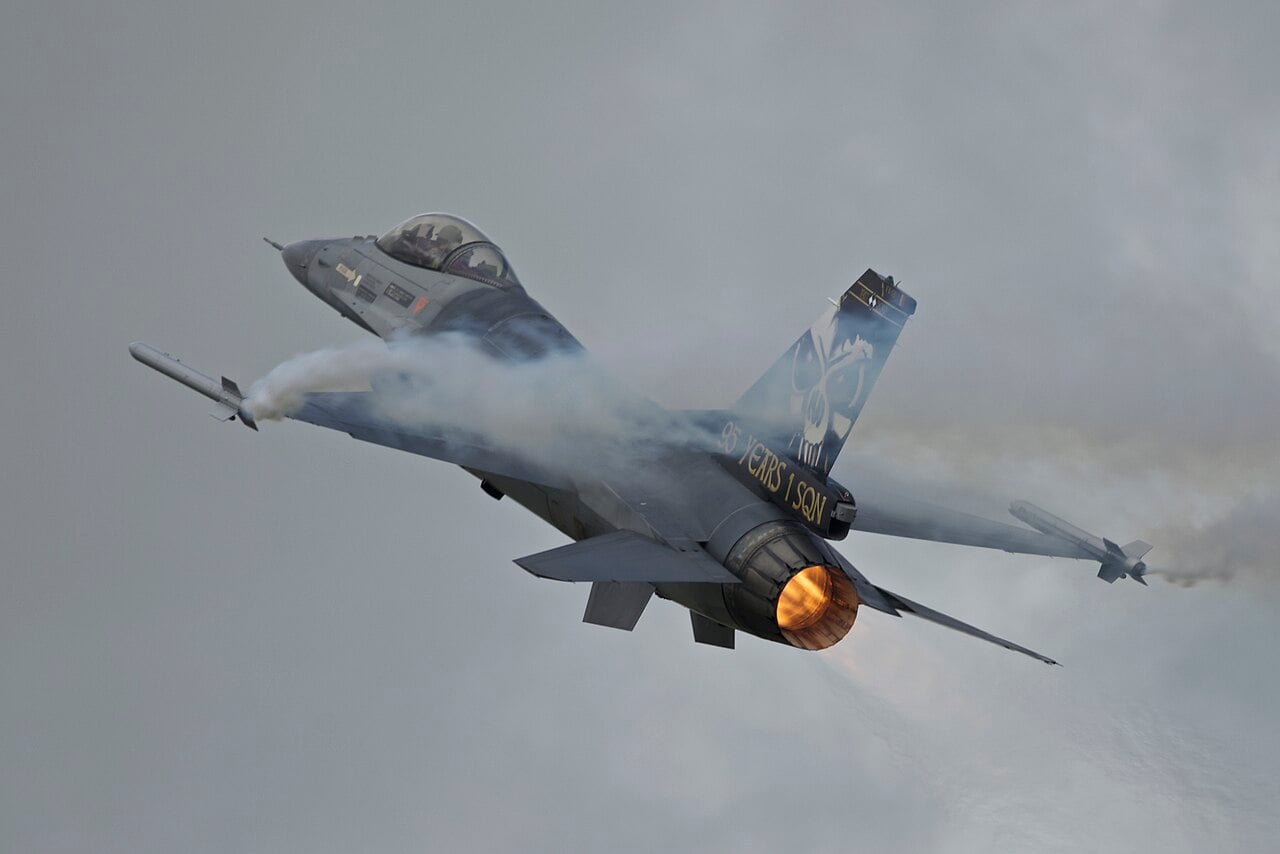 Belgian Air Component F-16 climbing in afterburner