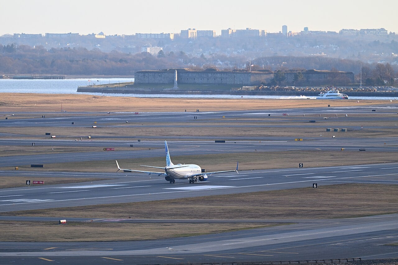 United Boeing 737-800 on the takeoff roll at Boston Logan