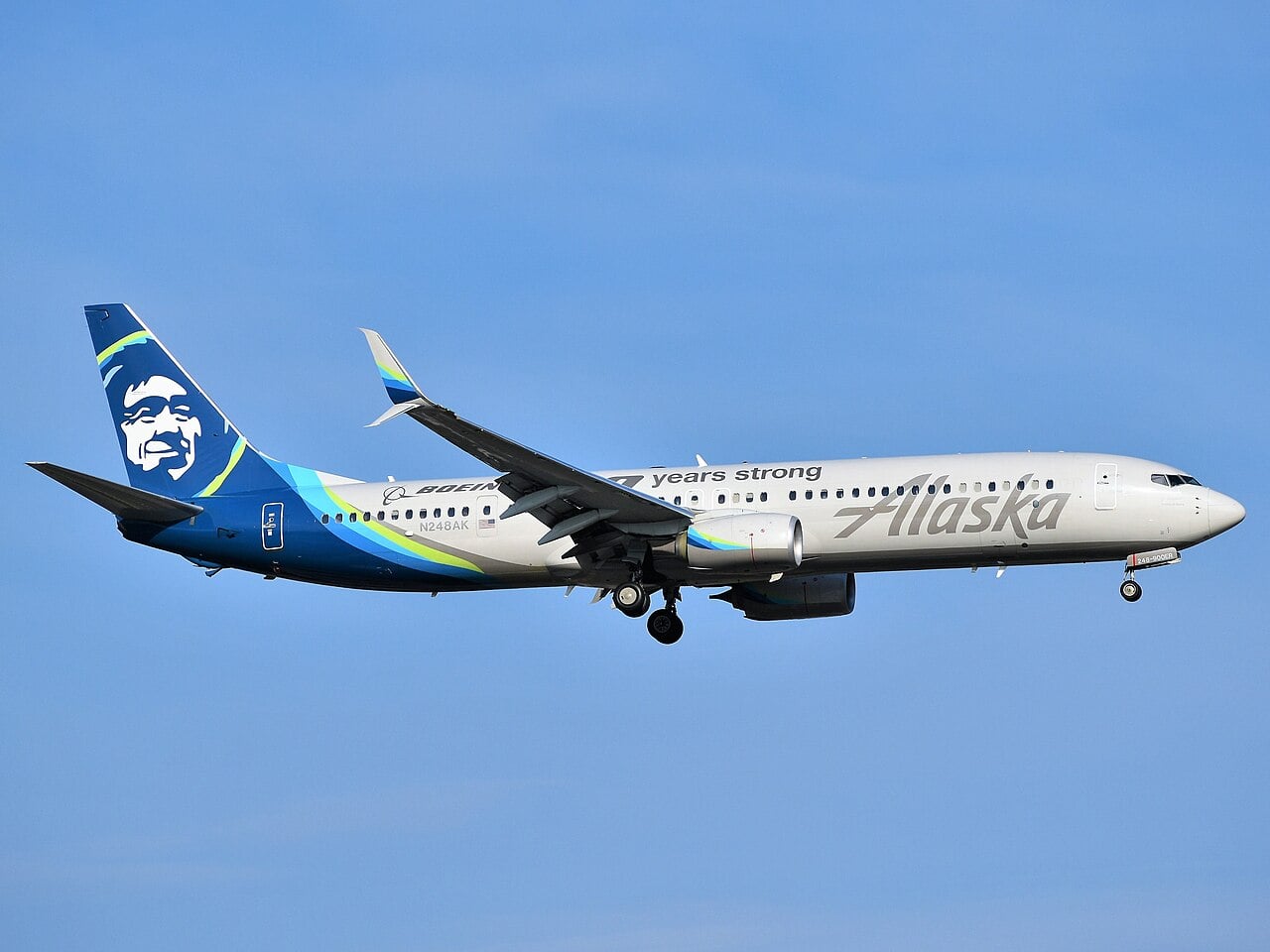 A Boeing 737-900ER on final approach to Newark Liberty International Airport