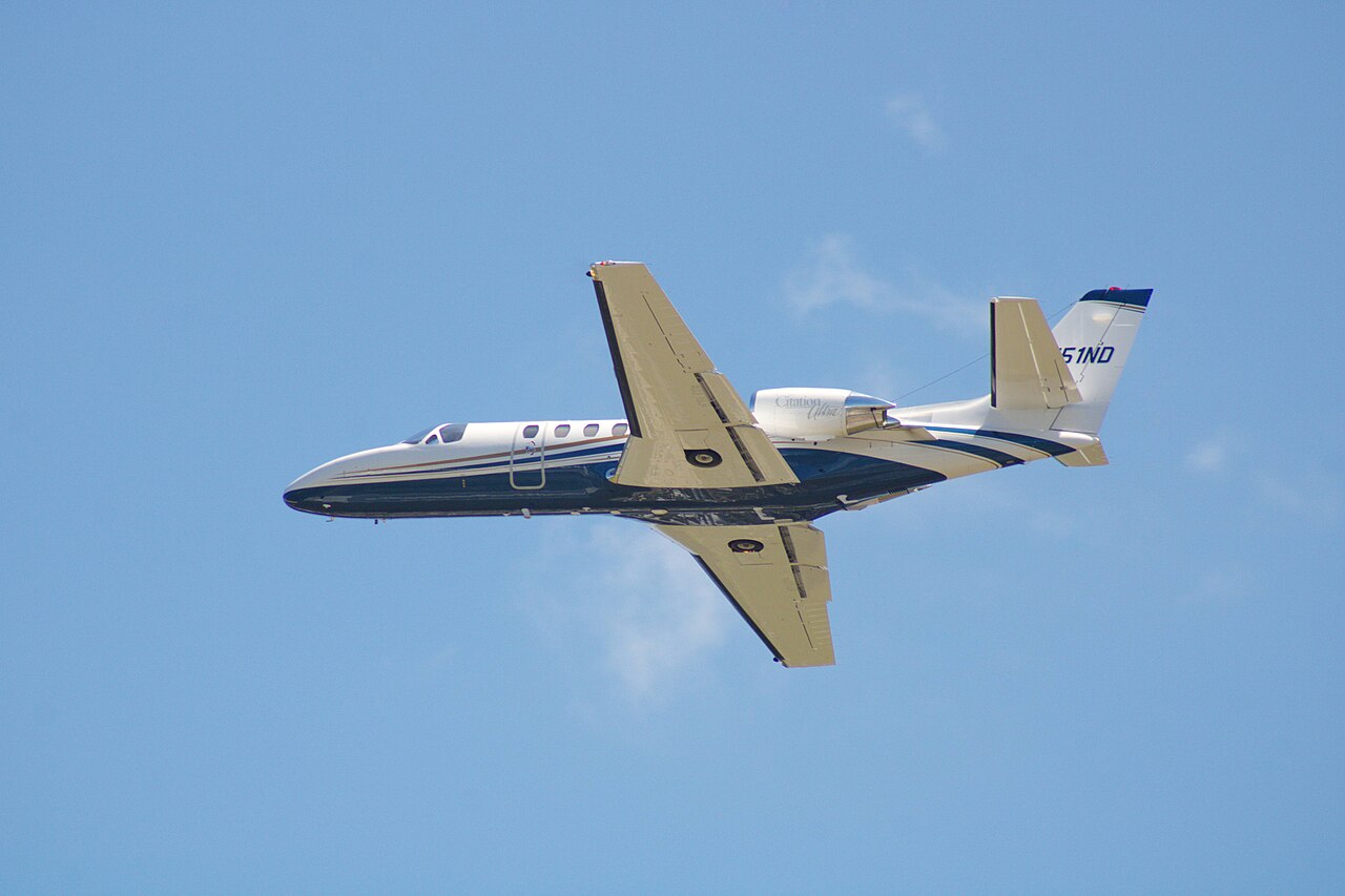 A Cessna 560 Citation Ultra climbing out