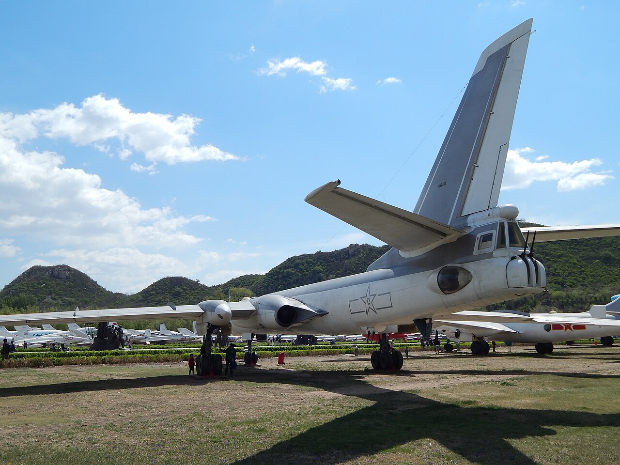 Un bombardiere cinese H-6 ben armato