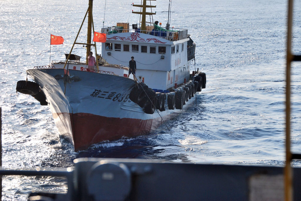 Des navires chinois près de l'USNS Impeccable en 2009