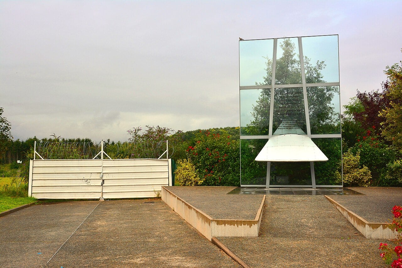 Glass memorial panel at Gonesse commemorating the 113 people killed in the Air France 4590 crash