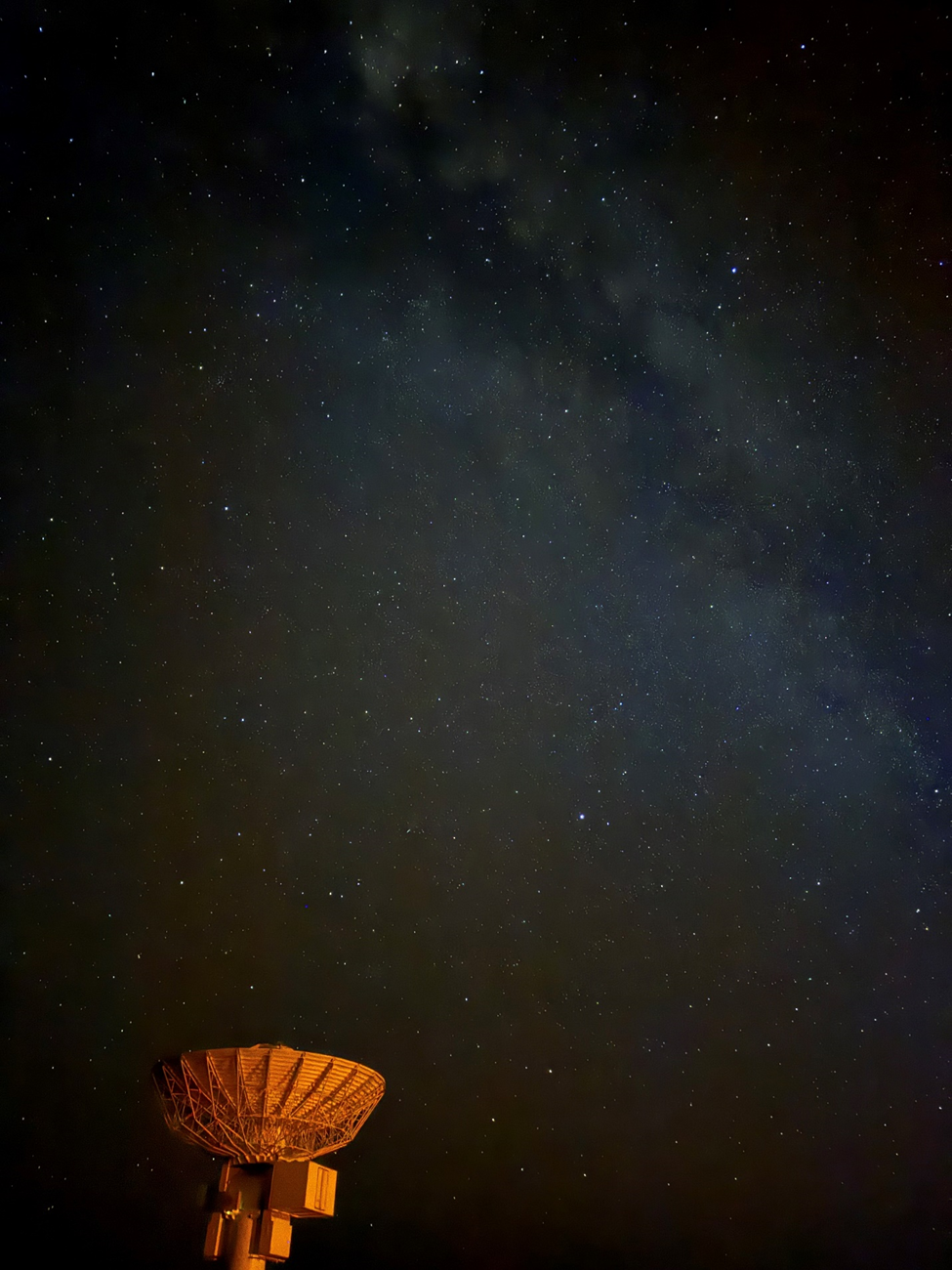 A DARC transmit antenna at Site 1 in Western Australia at night