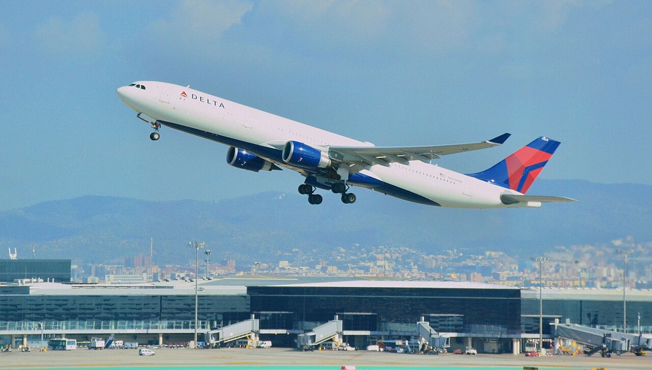 Delta A330-300 N824NW at Barcelona Delta Air Lines Airbus A330-300 N824NW taking off from Barcelona