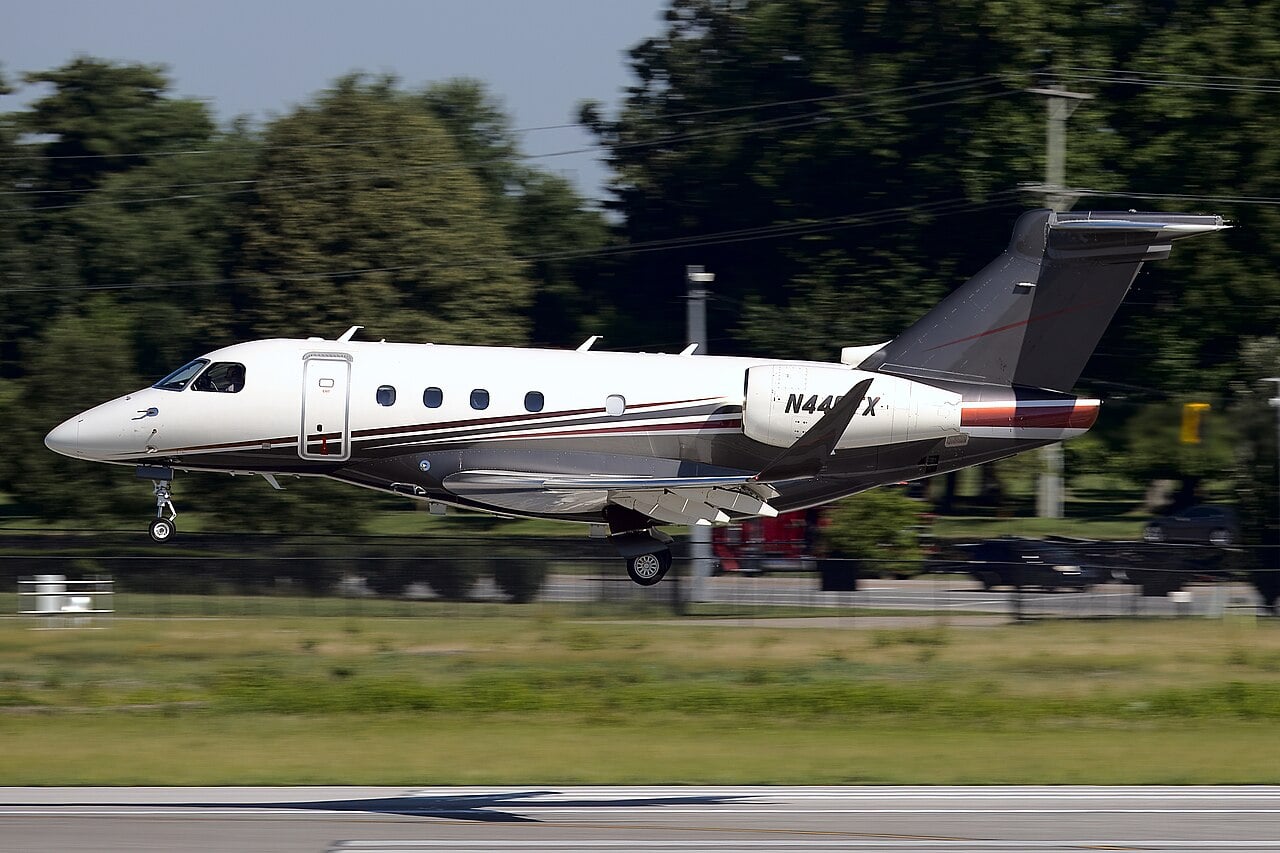 Embraer Praetor 500 en courte finale, approchant de la piste