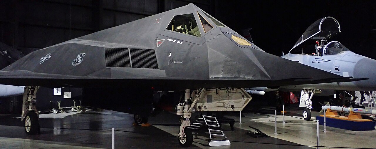 La forma facetada del F-117 Nighthawk