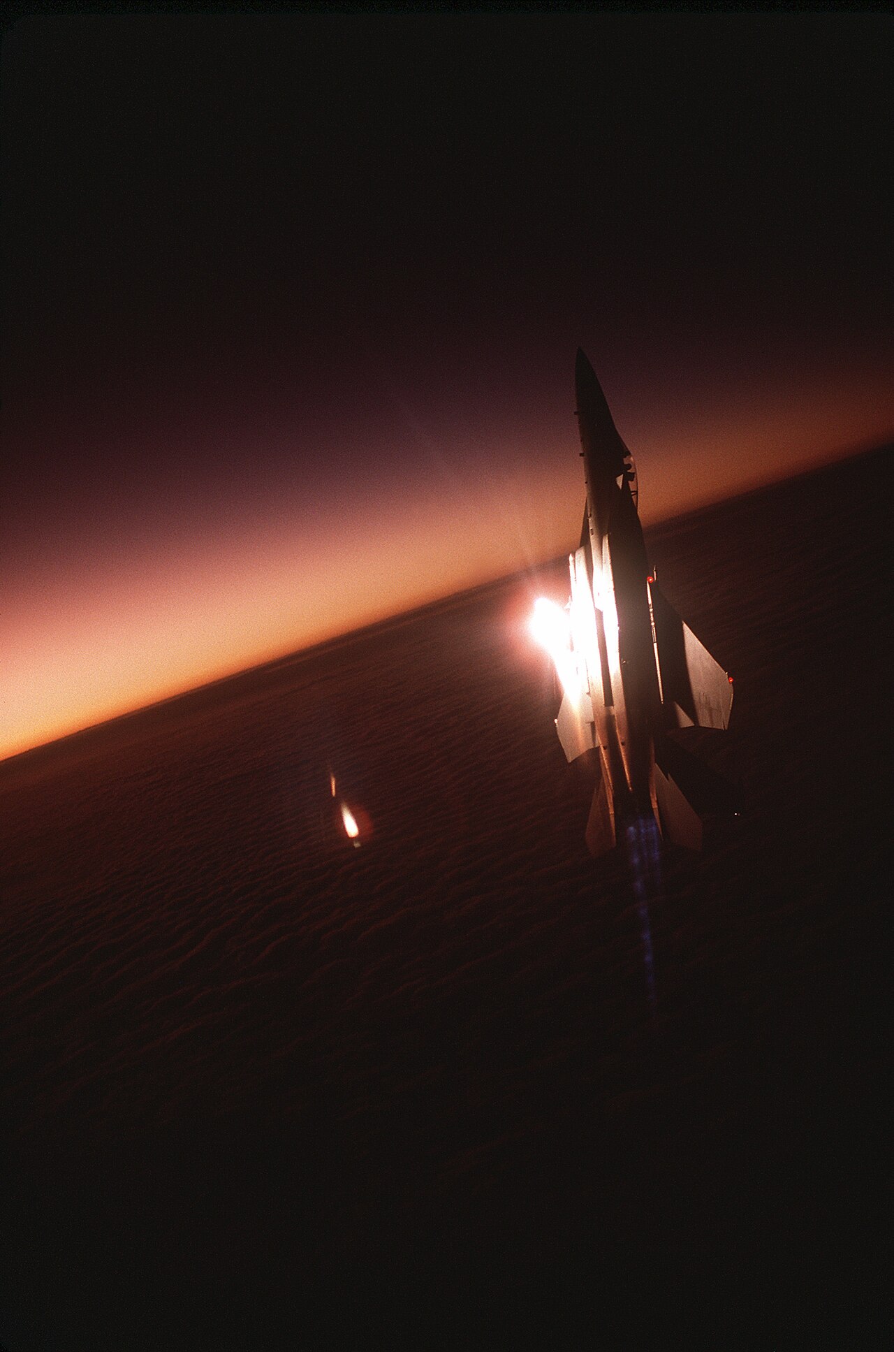 Eine F-15 Eagle zieht in die Vertikale – die Ebene des hohen Yo-Yo.