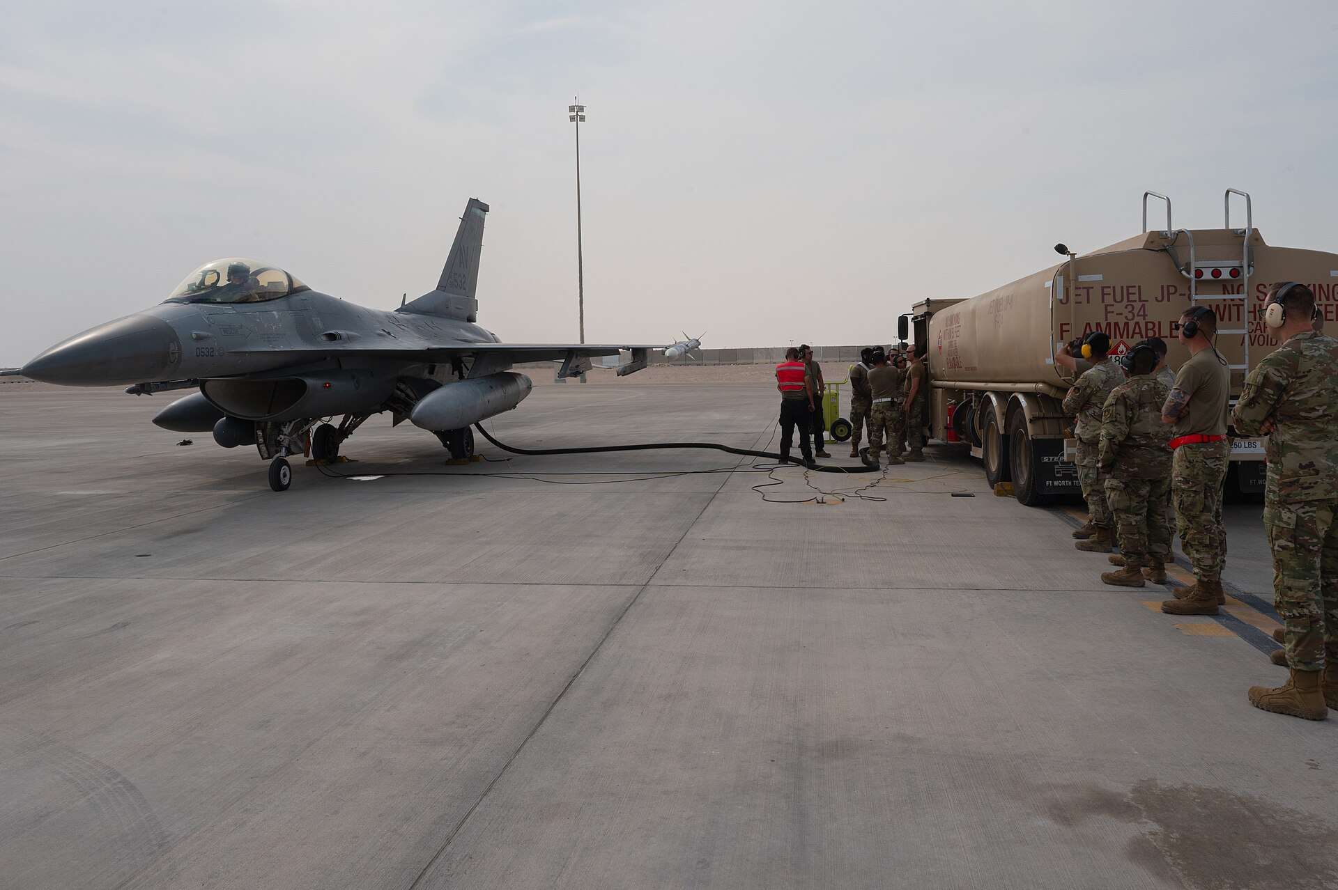 F-16C hot-pit refuelling with the engine running A USAF F-16C being hot-pit refuelled from a JP-8 tanker with the pilot still strapped in and the engine running