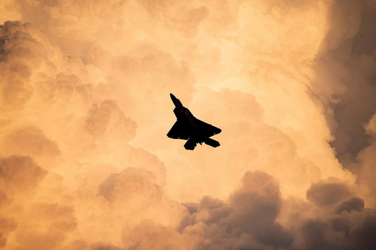F-22 Raptor im Flug in der Dämmerung Eine Lockheed Martin F-22 Raptor bei einer Vorführung in der Dämmerung, wobei Kondenswasser von ihren Tragflächen aufsteigt