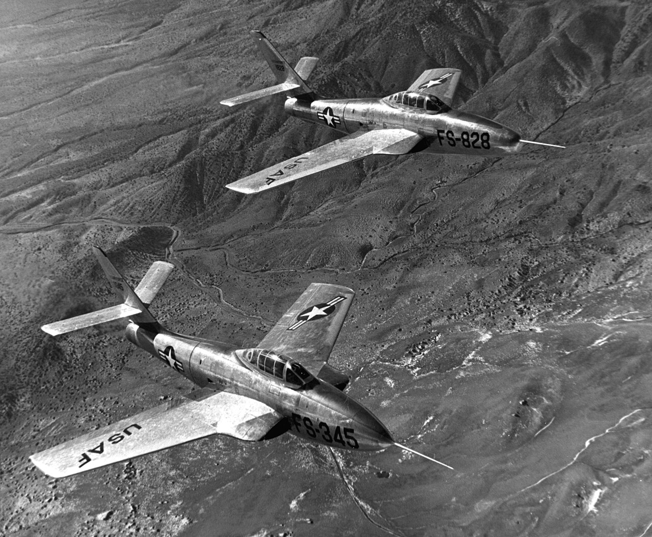 F-84F Thunderstreak and RF-84F Thunderflash prototypes in flight in 1952