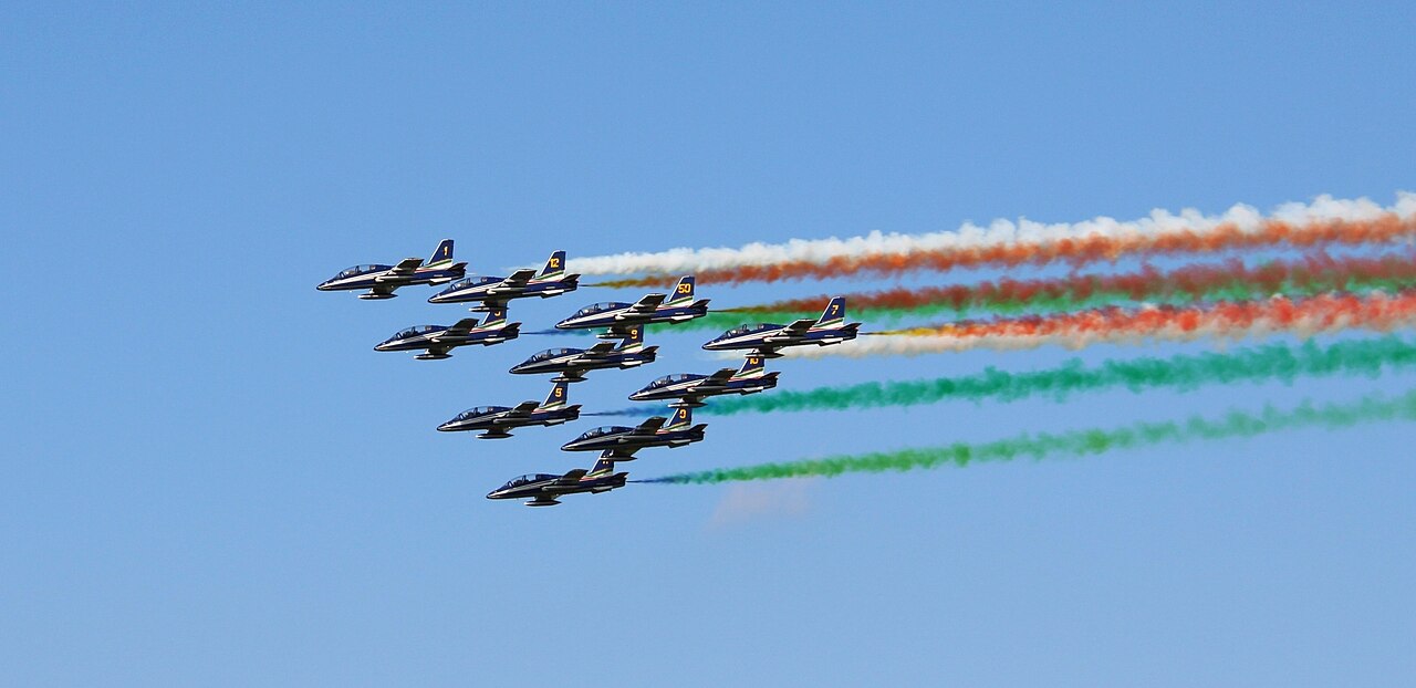 Frecce Tricolori traînant de la fumée tricolore