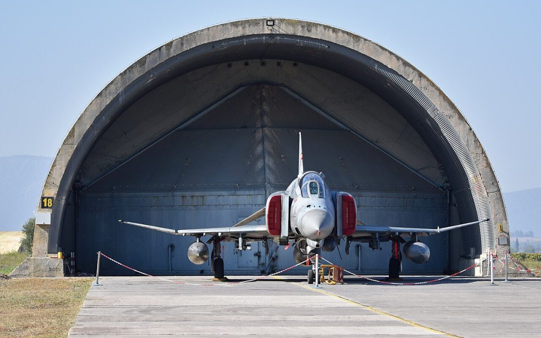 Un accidente de un F-4 Phantom durante la Semana de Vuelo de Atenas deja dos pilotos muertos.