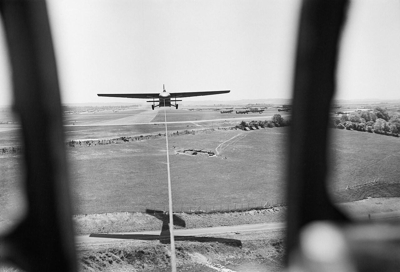 Un aliante Hamilcar viene trainato via da Tarrant Rushton Un aliante pesante GAL Hamilcar lascia l'aeroporto dopo essere stato trainato da un Handley Page Halifax a Tarrant Rushton.