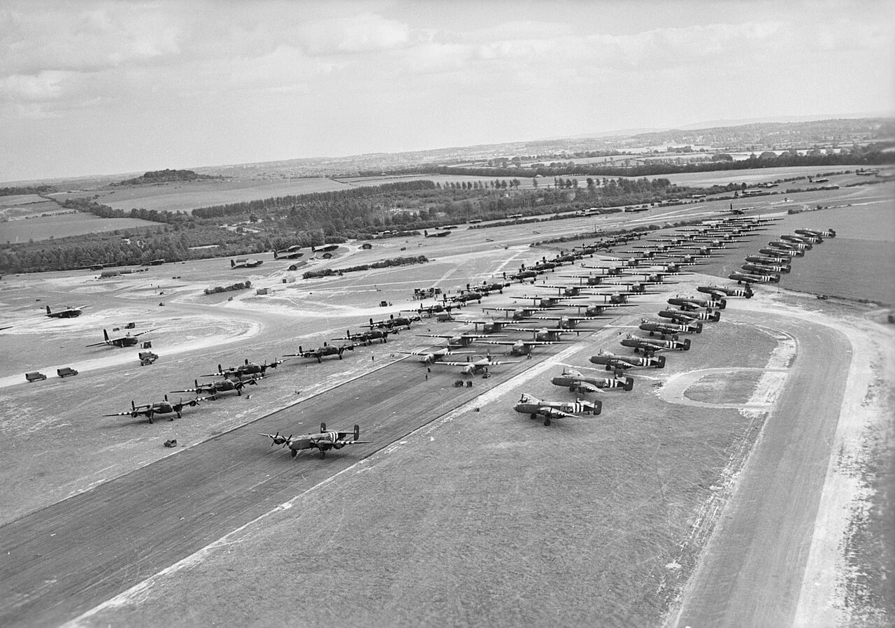 Alianti Hamilcar e rimorchiatori Halifax a Tarrant Rushton, 6 giugno 1944.