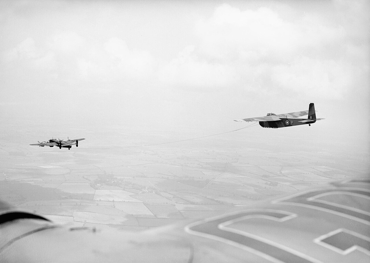 Un Hamilcar Mark I in volo trainato da un bombardiere Halifax.