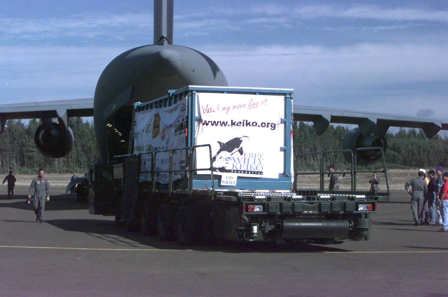 Tunner loader approaches a USAF C-17 to load Keiko the orca, Newport, Oregon, 1998 Tunner loader approaches a USAF C-17 to load Keiko the orca, Newport, Oregon, 1998