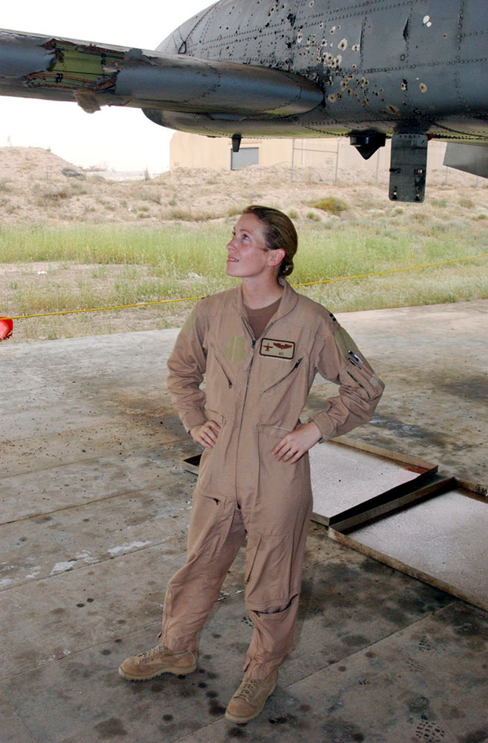 La pilote de l'USAF Kim Campbell inspecte son A-10 endommagé