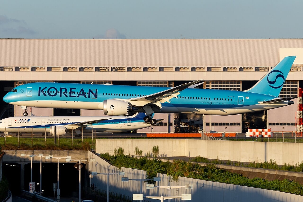 A Korean Air Boeing 787-10 Dreamliner