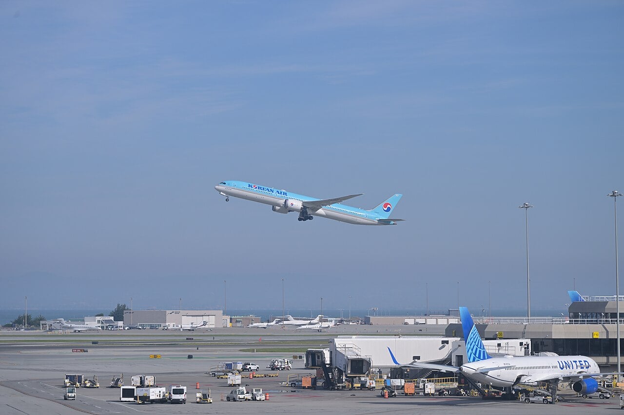 korean-air-boeing-787-10-departing