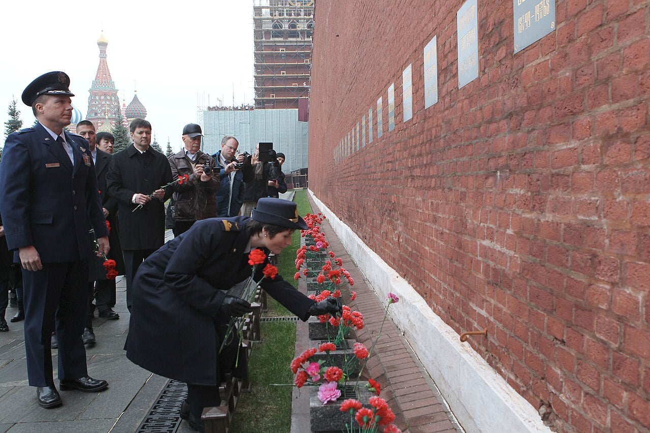 Flowers laid at the Kremlin Wall by a Soyuz crew