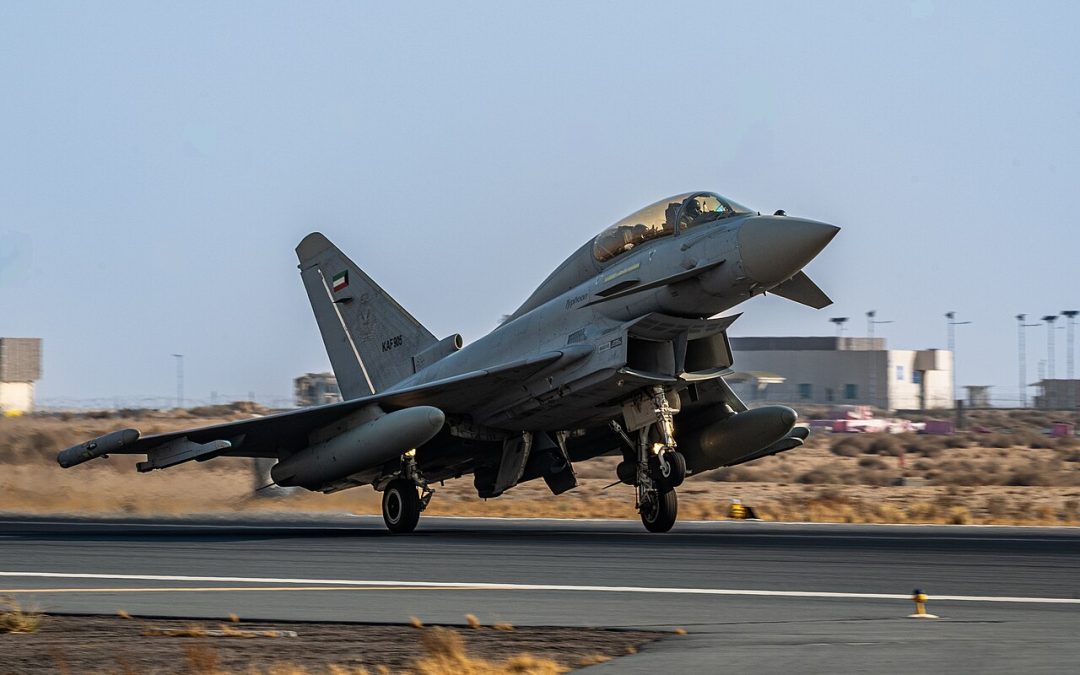 Iran greift Kuwait erneut an, während US-Stützpunkte unter Raketenbeschuss geraten.