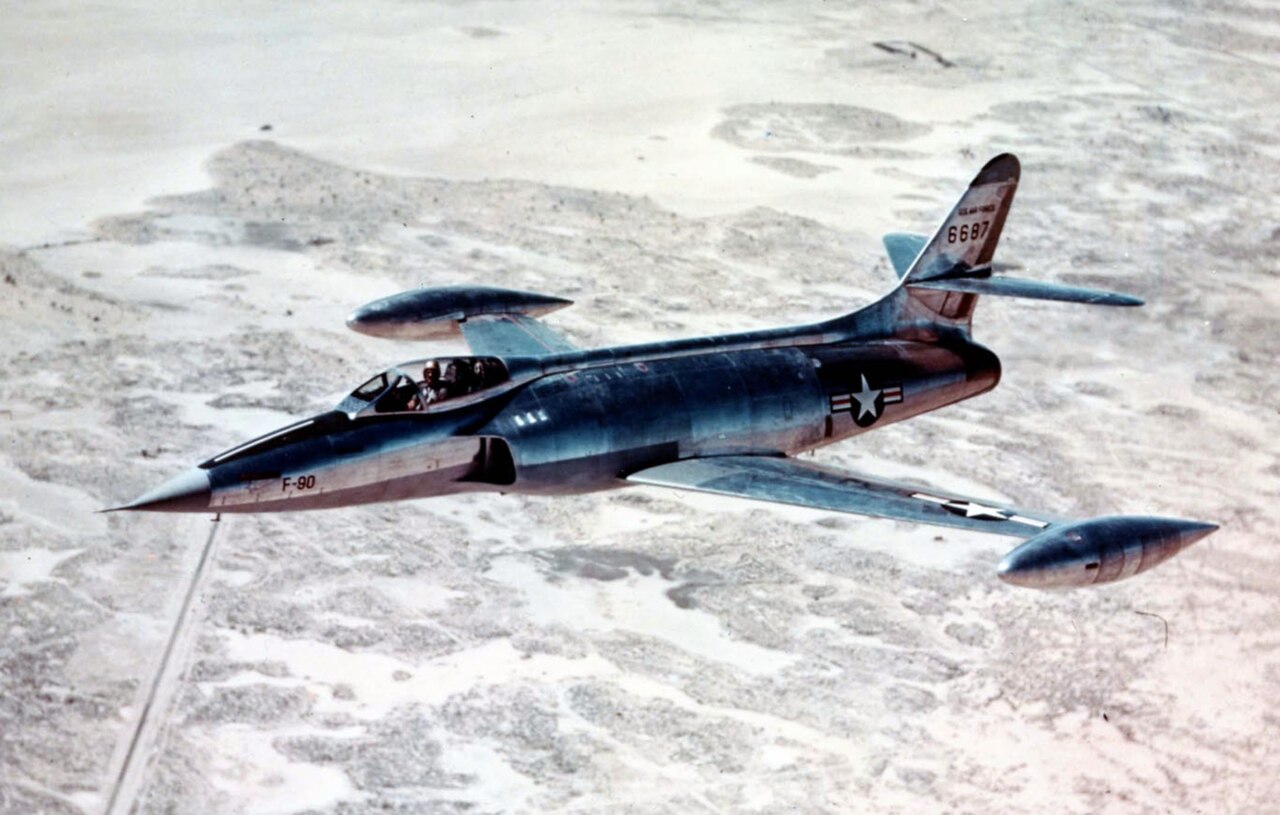Lockheed XF-90 46-687 en vuelo con tanques de combustible en las puntas de las alas.