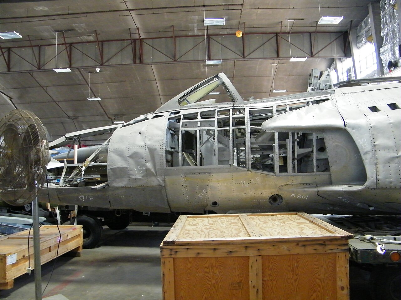 Morro del Lockheed XF-90 dañado por la explosión en el hangar de restauración.