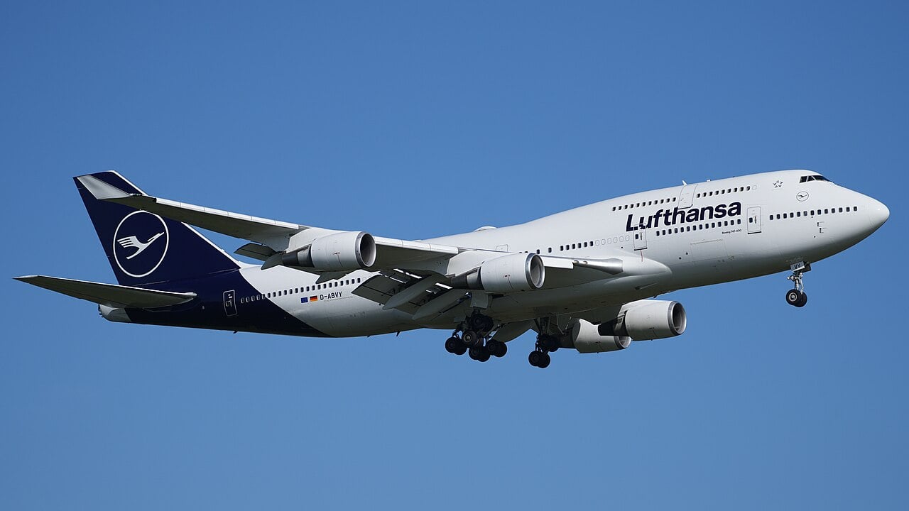 Lufthansa Boeing 747-400 D-ABVY on approach to Frankfurt