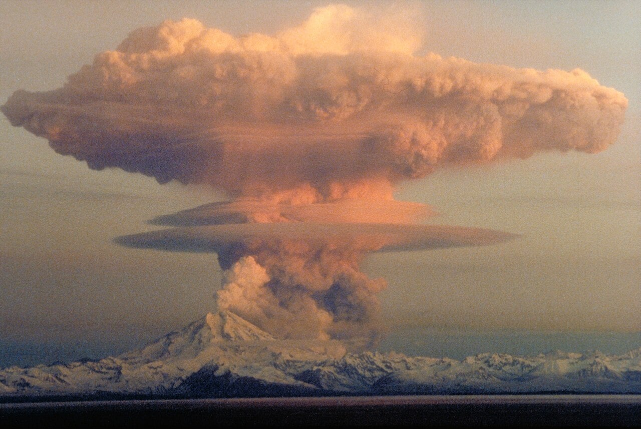 Mount Redoubt eruption cloud, April 1990