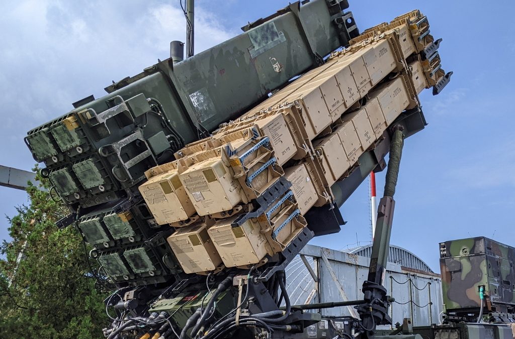Die USA greifen Irans Luftverteidigung an, während Raketen auf einen jordanischen Luftwaffenstützpunkt einschlagen.
