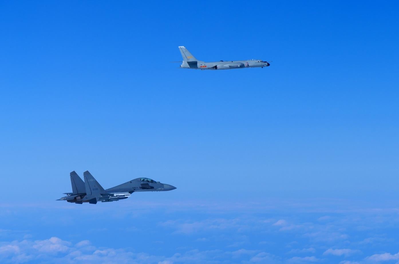 Un bombardiere H-6 dell'Aeronautica militare cinese (PLAAF) con scorta di un J-16, fotografato il 29 novembre 2024.